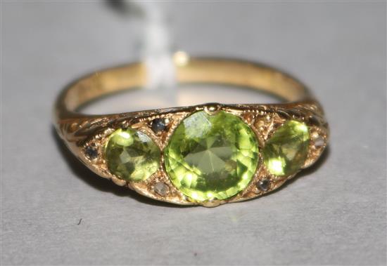 A Victorian 18ct gold peridot and diamond ring